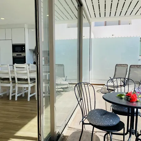Holidays Apartman *